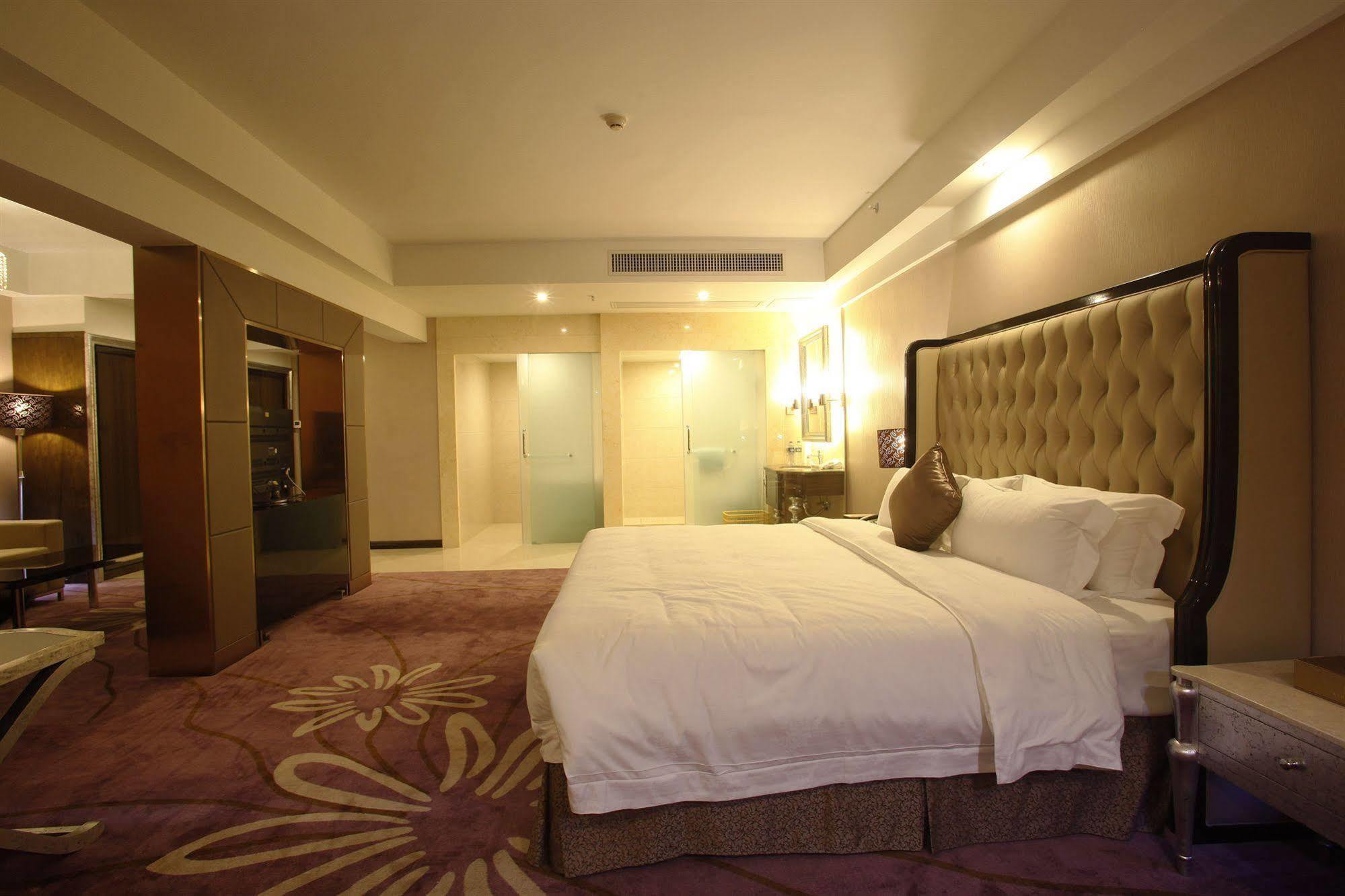 Clayton Hotel-Near Pazhou Exhibition Center Guangzhou Bagian luar foto